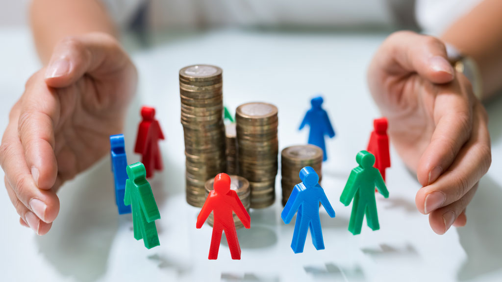 Deux professionnels en discussion dans un espace de coworking, échangeant sur un projet de financement